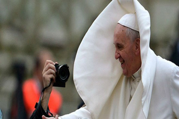 Ο Πάπας ποζάρει και ο άνεμος του χαλάει τα σχέδια