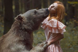 Φωτογραφίζονται σε άβολες πόζες με άγρια ζώα -Το παράτολμο εγχείρημα μιας Ρωσίδας καλλιτέχνιδας [εικόνες]
