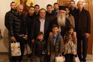 Δώρα αγάπης στην Μητρόπολη προσέφερε η ομάδα μπάσκετ της Καστοριάς (ΦΩΤΟ)