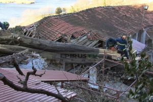 Κυπαρίσσι 20 μέτρων έπεσε στην Ιερά Μονή Δουραχάνης (ΒΙΝΤΕΟ)