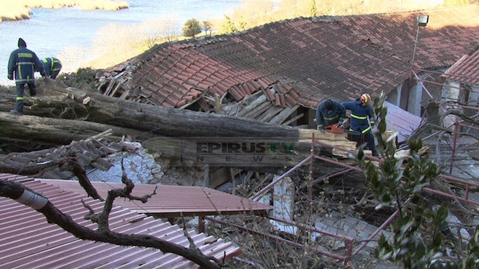 You are currently viewing Κυπαρίσσι 20 μέτρων έπεσε στην Ιερά Μονή Δουραχάνης (ΒΙΝΤΕΟ)