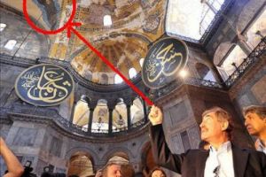 Ανησυχεί ο τουρκικός τύπος από τα «περίεργα» γεγονότα στην Αγία Σοφία