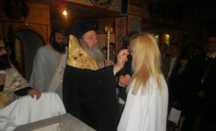 You are currently viewing Ο  Επίσκοπος Κερνίτσης Χρύσανθος βάφτισε μία ενήλικη