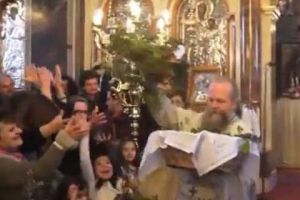 Παπάς έδωσε ξανά «ρεσιτάλ» στην πρώτη Ανάσταση στη Χίο [βίντεο]
