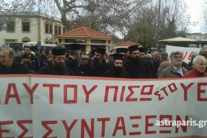 Μέχρι και οι ιερείς βγήκαν στους δρόμους της Χίου για να διαδηλώσουν