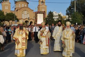 Πλήθος πιστών στον μεθεόρτιο εσπερινό και λιτανεία για την Αγία Φωτεινή στη Ν.Σμύρνη