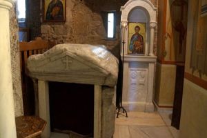 Το θαυματουργό υγρό επάνω στον τάφο του Αγίου Λουκά και η Λάρνακα που θαυματουργεί έως σήμερα…