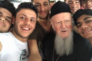 Η selfie του Πατριάρχη του Γένους με τα νέα παιδιά
