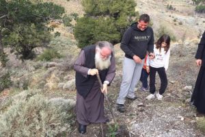 Πρώτος στην αναδάσωση στο Σελάκανο, και ο νέα Μητροπολίτης Ιεραπύτνης