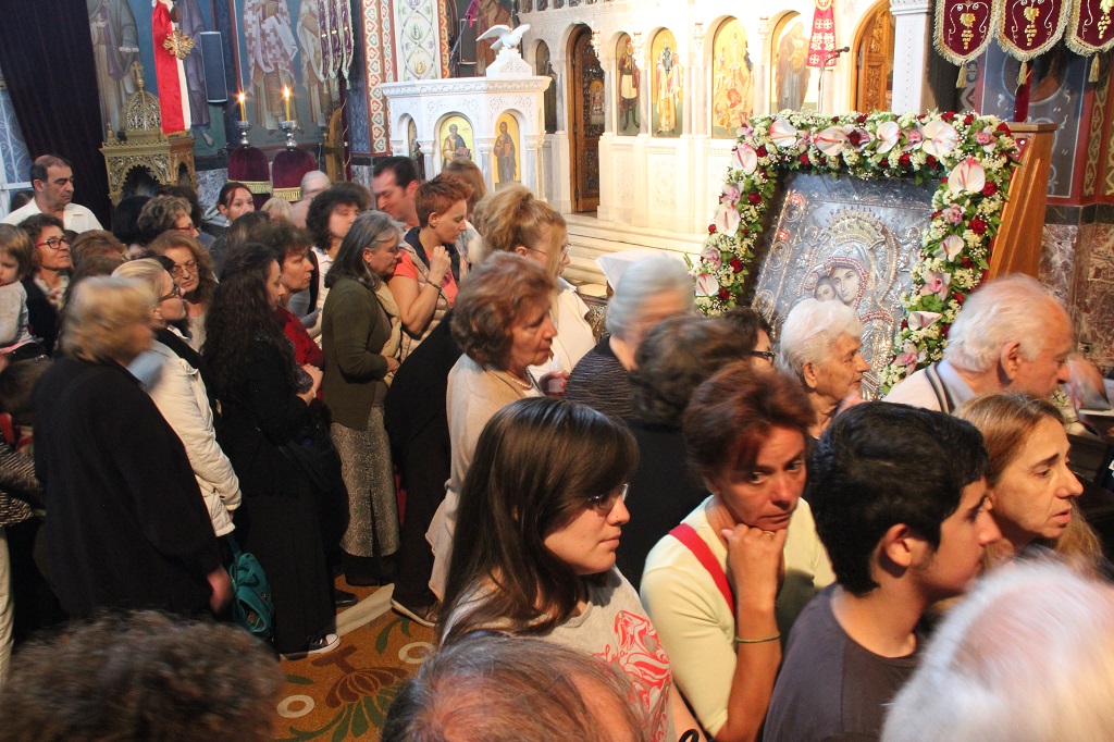 You are currently viewing Εκατοντάδες πιστοί έρχονται για την εικόνα Άξιον Εστί στο Βύρωνα