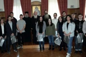 Ο Αρχιεπίσκοπος παρέδωσε υποτροφίες σε 17 φοιτητές