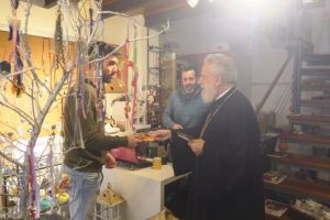 Χαμόγελα και ευχές μοίρασε ο Μητροπολίτης Σύρου στην αγορά της Ερμούπολης