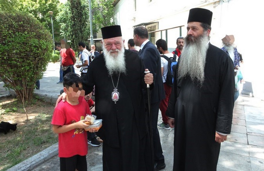 You are currently viewing Το κεντρικό συσσίτιο της Αρχιεπισκοπής επισκέφθηκε ο Αρχιεπίσκοπος Ιερώνυμος μετά του Θεσπιών Συμεών