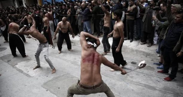 You are currently viewing Σιίτες μουσουλμάνοι αυτομαστιγώθηκαν στον Πειραιά για να εορτάσουν την Ασούρα