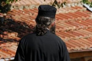 Ζευγάρι απατεώνων «έγδυνε» Ιερείς και μοναχές στην Καστοριά