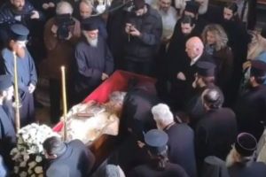 Με δάκρυα στα μάτια ο ιερός κλήρος, οι Μοναχοί και απλός λαός στη Σιάτιστα υποδέχθηκαν το σκήνωμα του Μητροπολίτη Παύλου