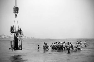 Τί γιορτάζουμε τα Θεοφάνεια και γιατί; Ασπρόμαυρες εικόνες απ΄ όλη την Ελλάδα, καθώς οι νέοι βουτούσαν για τον Σταυρό