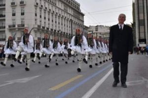 Συγκίνηση στην καθιερωμένη παρέλαση της Κυριακής, της Προεδρικής Φρουράς: Ο πατέρας του άτυχου Σπύρου παρήλασε δίπλα στους Εύζωνες