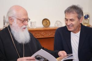 Στον Αρχιεπίσκοπο Αλβανίας Αναστάσιο ο Γιώργος Νταλάρας