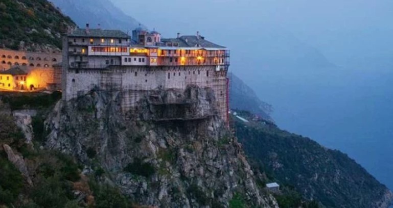 You are currently viewing Ανοικτό το Άγιον Όρος για τους προσκυνητές – Όλα τα μέτρα που ανακοίνωσε η Ιερά Κοινότης