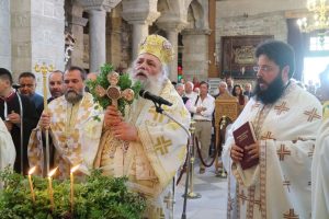 Η Ύψωσις του Τιμίου Σταυρού στην Παναγία Εκατονταπυλιανή από τον Σεβ.Παροναξίας Καλλίνικο