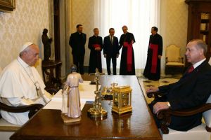 Mετάλλιο με τον «Άγγελο της ειρήνης» έδωσε στον Ερντογάν ο Πάπας(!!!)
