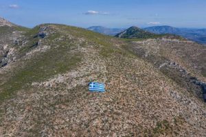 Μπράβο στον Δήμαρχο Γλυφάδας: Ελληνική Σημαία 800 τετραγωνικών μέτρων στον Υμηττό