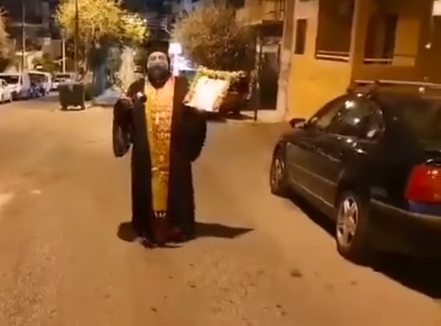 You are currently viewing Ο Αρχιμ. Σεραφείμ Δημητρίου έκανε μόνος του την περιφορά του Αγίου Νεκταρίου στην Ηλιούπολη – Μπράβο πάτερ!!
