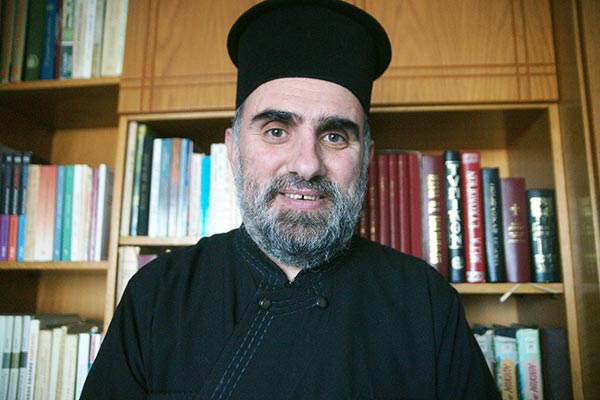 You are currently viewing Ο πατήρ Ηλίας Μάκος μας μεταφέρει τον εκκλησιαστικό  παλμό,την ζωή και την ιστορία της Εκκλησίας της Αλβανίας