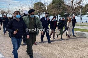 Χαμός στην Θεσσαλονίκη: Η αστυνομία συνέλαβε άτομα που έριξαν τον σταυρό