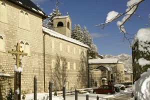 Το Μαυροβούνιο τελεί υπό διωγμό αθέων: Αφαίρεσαν τον Σταυρό της Μονής Τσέτνιε ✔️Άντεξε στον Β’ ΠΠ για τον βγάλουν οι βέβηλοι