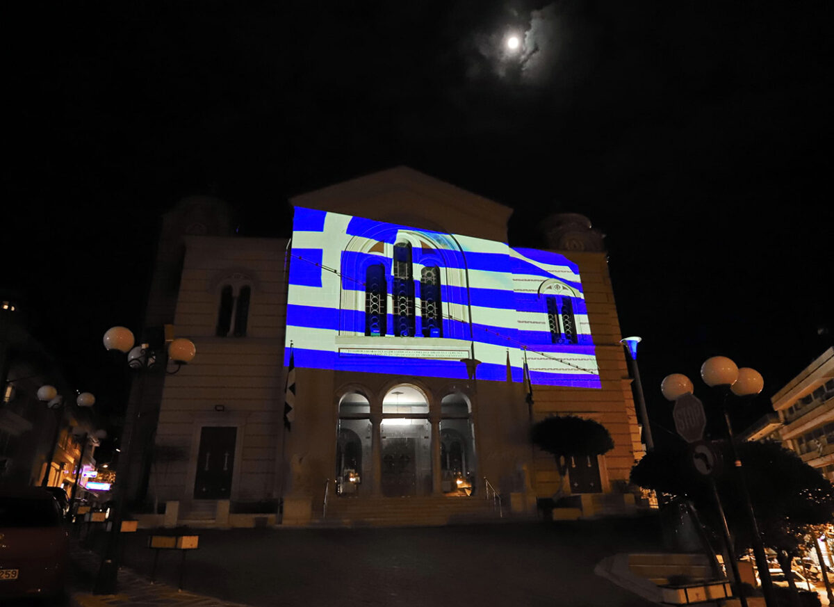 You are currently viewing Μια μεγάλη ελληνική σημαία «έντυσε» τον Καθεδρικό Ναό του Αποστόλου Παύλου στην Καβάλα