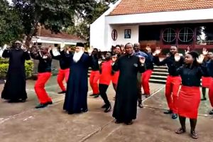 Ένας άξιος δεσπότης της ιεραποστολής  χορεύει παραδοσιακά με Κονγκολέζους
