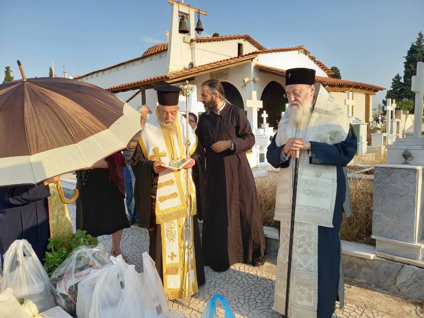 You are currently viewing Τρισάγιο στην μητέρα του Μητροπολίτη Κορίνθου Διονυσίου από τον Μητροπολίτη Γόρτυνος Ιερεμία