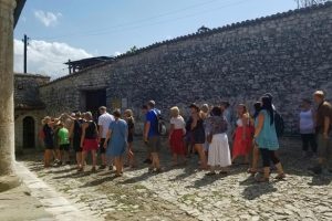 Πολλοί τουρίστες επισκέπτονται  Ορθόδοξα μνημεία της Αλβανίας