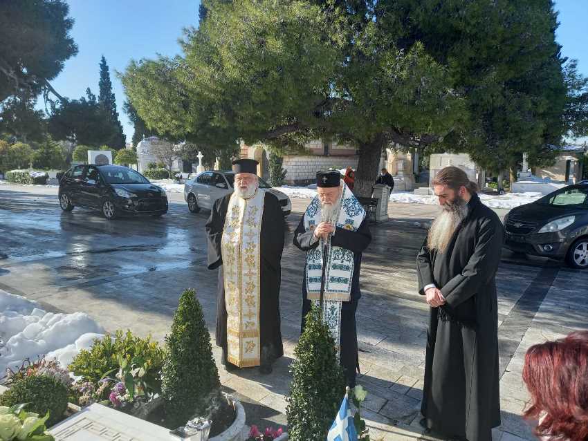 You are currently viewing Τρισάγιο στον τάφο του μακαριστού Αρχιεπισκόπου Χριστοδούλου από τον Σεβ. Κορίνθου και τον πατέρα Θωμά Συνοδινό