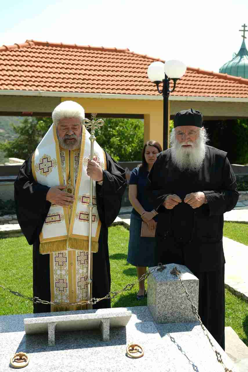 You are currently viewing Αρχιερείς, ιερείς και πλήθος πιστών τιμά τη γερόντισσα Παϊσία την ελεήμονα