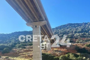 Κρήτη: Θρήνος στην κηδεία της 17χρονης που έπεσε από γέφυρα -Ο Μητροπολίτης Πέτρας Γεράσιμος δεν άφησε να αναγνωστεί το Ευαγγέλιο(;)