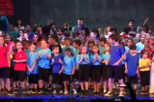 H Ελληνική Αγωγή συμπλήρωσε 30 χρόνια – Οι μαθητές τραγούδησαν στα αρχαία το τραγούδι της σχολής