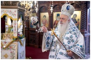 “Μαμά, γιατὶ ἡ Παναγίτσα ἔβαλε στὸ κεφάλι τοῦ παππούλη αὐτὸ τὸ χρυσὸ καπέλο;”