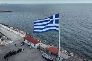 28η Οκτωβρίου: Υψώθηκε στη Χίο η πιο μεγάλη σημαία του Αιγαίου