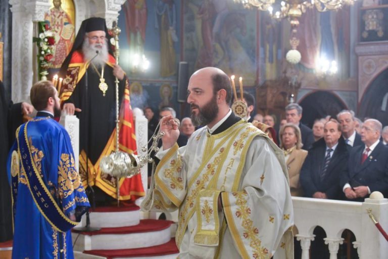 Στο Ιερό Προσκύνημα του Αγίου και θαυματουργού Σπυρίδωνος τελέστηκε το απόγευμα της Παρασκευής 8 Νοεμβρίου 2024 μέγας πανηγυρικός Εσπερινός, χοροστατούντος του Σεβασμιωτάτου Μητροπολίτη Κερκύρας, Παξών και Διαποντίων Νήσων κ. Νεκταρίου, με την ευκαιρία της εορτής του Αγίου Νεκταρίου, Αρχιεπισκόπου Πενταπόλεως.  Τον θείο λόγο κήρυξε ο διευθυντής Προσωπικού της Ιεράς Συνόδου της Εκκλησίας της Ελλάδος και ιεροκήρυκας της Ιεράς Μητροπόλεως Αρχιμ. Χερουβείμ Βελέτζας, ο οποίος, αφορμώμενος από έναν εκ των ύμνων της εορτής, αναφέρθηκε σε τρία από τα χαρακτηριστικά της κατά Θεόν ζωής του Αγίου Νεκταρίου. Το πρώτο ήταν το ουράνιο φρόνημα. Ο Άγιος δεν φρονούσε τα του κόσμου, αλλά αυτά που εντέλλεται ο Κύριός μας στο Ευαγγέλιο. Μπορεί ο κόσμος να κείται εν τω πονηρώ, αλλά ο Κύριος τον εξέλεξε εκ του κόσμου. Ο Άγιος δεν κοίταξε να ζητήσει το δίκιο του στις δοκιμασίες των περιστάσεων της ζωής του, αλλά ανέπαυσε την ψυχή του στο θέλημα του Θεού, μιμούμενος την μαρτυρική και αγόγγυστη υπομονή του Κυρίου.     Το δεύτερο στοιχείο ήταν η ταπεινοφροσύνη του Αγίου. Άνευ της ταπεινοφροσύνης δεν θα μπορούσε ούτε να υπομείνει τους διωγμούς της ζωής, ούτε να διακονήσει τους ανθρώπους στον βαθμό που τους διακόνησε. Ακόμη και στα θαύματά του φαινόταν η ταπείνωσή του.  Το τρίτο στοιχείο της ζωής του Αγίου ήταν οι τρόποι της χρηστότητος και το απροσποίητο ήθος. Η καρδιά του Αγίου, εμφορούμενη από τη χάρη του Αγίου Πνεύματος, δεν είχε επίπλαστο ή υποκριτικό ήθος, αλλά ήταν αυτή από την οποία πήγαζαν οι καρποί της χάριτος. Άνθρωπος της υπομονής, της καρτερίας, άνθρωπος ανεξίκακος, που έσπευδε σε διακονία ακόμη και των ελαχίστων. Χαρακτηριστικό σημείο ήταν ότι ανέλαβε το διακόνημα μιας καθαρίστριας στη Ριζάρειο Σχολή, όπου ήταν διευθυντής, για να μην την απολύσουν όταν εκείνη είχε αρρωστήσει.  Για τη ζωή του η Εκκλησία μας γρήγορα τον ανακήρυξε Άγιο. Γι’ αυτό κι εμείς ας θυμόμαστε τον λόγο του Αγίου Ιωάννου του Χρυσοστόμου: «τιμή Αγίου μίμησις Αγίου», για να τιμήσουμε αυθεντικά τον Άγιο Νεκτάριο. Ας έχουμε ουράνιο φρόνημα και ας μην παρασυρόμαστε από το φρόνημα του κόσμου, ας έχουμε ταπεινοφροσύνη και πίστη και αυτά να φανερώνονται στην χρηστότητα και στο απροσποίητο του ήθους.  Ο ομιλητής έκλεισε τις σκέψεις του αναφερόμενος στον εορτάζοντα Μητροπολίτη Κερκύρας, αναφέροντας ότι αυτός από νεαράς ηλικίας εθαύμασε το παράδειγμα του Αγίου Νεκταρίου και γι’ αυτό ακολούθησε τη ζωή του και, μάλιστα, ζήτησε να λάβει το όνομα του Αγίου στην μοναχική κουρά. Παιδιόθεν αγάπησε τον Άγιο Νεκτάριο και προσπαθεί να είναι μέτοχος των τρόπων του Αγίου Νεκταρίου. Η ευχή λοιπόν όλων, εκτός από τα χρόνια πολλά, είναι να απολαύσει των χαρίτων που ο Θεός επεφύλαξε στον Άγιο Νεκτάριο.   Απευθυνόμενος στον κλήρο και τον λαό του Θεού ο Μητροπολίτης Κερκύρας κ. Νεκτάριος, αφού ευχαρίστησε τον ομιλήσαντα π. Χερουβείμ, τόνισε ότι ο Άγιος Νεκτάριος έμεινε όρθιος κρατώντας στους ώμους του τους ποικίλους σταυρούς που οι άνθρωποι του έδωσαν, τον σταυρό της συκοφαντίας, της απορρίψεως, του διωγμού. Εκείνος άντεξε χάρις στην πίστη στον Χριστό και η συνείδηση του λαού τον αναγνώρισε ως Άγιο. Τον δρόμο της άρσης του σταυρού μας για τον Χριστό, καλούμαστε να ακολουθήσουμε όλοι μας. Και ο Άγιος, ο οποίος τόσα υπέφερε, είναι δίπλα μας, ακόμη και σε αυτούς που δεν τον γνωρίζουν, πιστεύουν όμως στον Θεό, είπε χαρακτηριστικά ο κ. Νεκτάριος, αναφερόμενος στο θαύμα της διαρκούς παρουσίας του Αγίου στη ζωή του κόσμου, με έμφαση στην παρουσία του στην ορθόδοξη Ρουμανία. Ο Άγιος είναι απανταχού της γης.  Στη συνέχεια, ο κ. Νεκτάριος ευχαρίστησε τον ιερό κλήρο, τις μοναστικές αδελφότητες, αλλά και τον λαό του Θεού για την αγάπη τους που την γεύεται πλουσίως επί 22 ολόκληρα χρόνια στην Κέρκυρα. Αυτή την αγάπη αισθάνεται και ο ίδιος την ανάγκη να την ανταποδίδει. Προέτρεψε όλους να αγαπούν τον Θεό, τους Αγίους, την Παναγία μας, αλλά και στην προσευχή τους να έχουν τον επίσκοπό τους, όπως και εκείνος πράττει αδιαλείπτως.  Με το πέρας του Εσπερινού ο κ. Νεκτάριος δέχτηκε τις ευχές κλήρου και πλήθους λαού που συμμετείχε στην ακολουθία.  Το πρωί της αγιωνύμου ημέρας Σάββατο 9 Νοεμβρίου 2024 θα τελεστεί η αρχιερατική θεία λειτουργία στον Ιερό Μητροπολιτικό Ναό Υπεραγίας Θεοτόκου Σπηλαιωτίσσης, κατά τη διάρκεια της οποίας θα τελεστεί και η εις πρεσβύτερον χειροτονία του ιεροδιακόνου π. Νεκταρίου Κατέχη.       Το πρωί της Παρασκευής 8 Νοεμβρίου 2024, με την ευκαιρία της εορτής της συνάξεως των Παμμεγίστων Ταξιαρχών Μιχαήλ, Γαβριήλ και πασών των επουρανίων Δυνάμεων Ασωμάτων, ο Μητροπολίτης Κερκύρας κ. Νεκτάριος τέλεσε την θεία λειτουργία στον πανηγυρίζοντα Ιερό Ναό Παμμεγίστων Ταξιαρχών του χωριού Άγιος Αθανάσιος Αγρού, στην βόρεια Κέρκυρα. Μιλώντας προς τους πιστούς ο κ. Νεκτάριος επεσήμανε την ανάγκη να ακολουθούμε τους αγίους Αγγέλους στην πορεία προς τον Θεό, αφήνοντας κατά μέρος το δαιμονικό πνεύμα της αποστασίας που κυριαρχεί δυστυχώς στην εποχή μας. Οι επουράνιες δυνάμεις μας καλούν στο «Πρόσχωμεν» του Αρχαγγέλου Μιχαήλ, να είμαστε προσεκτικοί στη ζωή μας και να πορευόμαστε κατά την πνευματικότητα που ο Θεός μας ζητά, αλλά και κατά την αγάπη προς Εκείνον, τη δοξολογία, όπως επίσης και την αγάπη προς τον πλησίον, ώστε οι άγιοι Άγγελοι να είναι φύλακές και προστάτες μας.